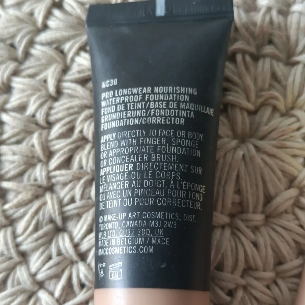 Mac and Estee Lauder Foundation set - Picture 3 of 4